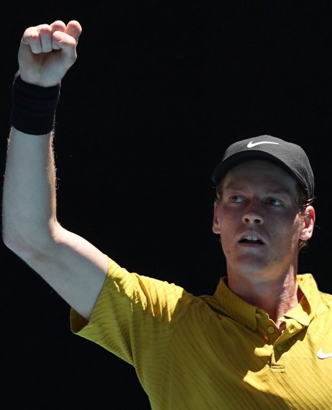 2026年澳网第三轮，2号种子辛纳在比赛中一度遭遇抽筋困扰，但仍凭借顽强的斗志与