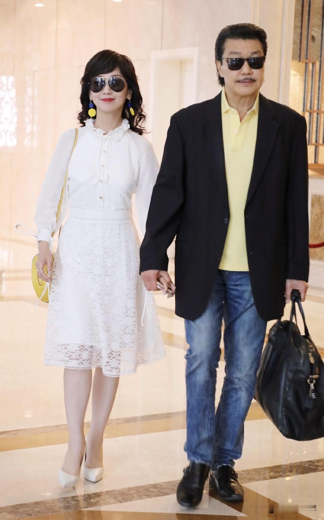 这夫妻俩感情真好，走哪都是一起！