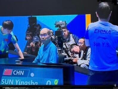 睇亚洲杯女单决赛时也没留意到，其中裁判是在港读中学时校队的刘师兄，也是高手。当年