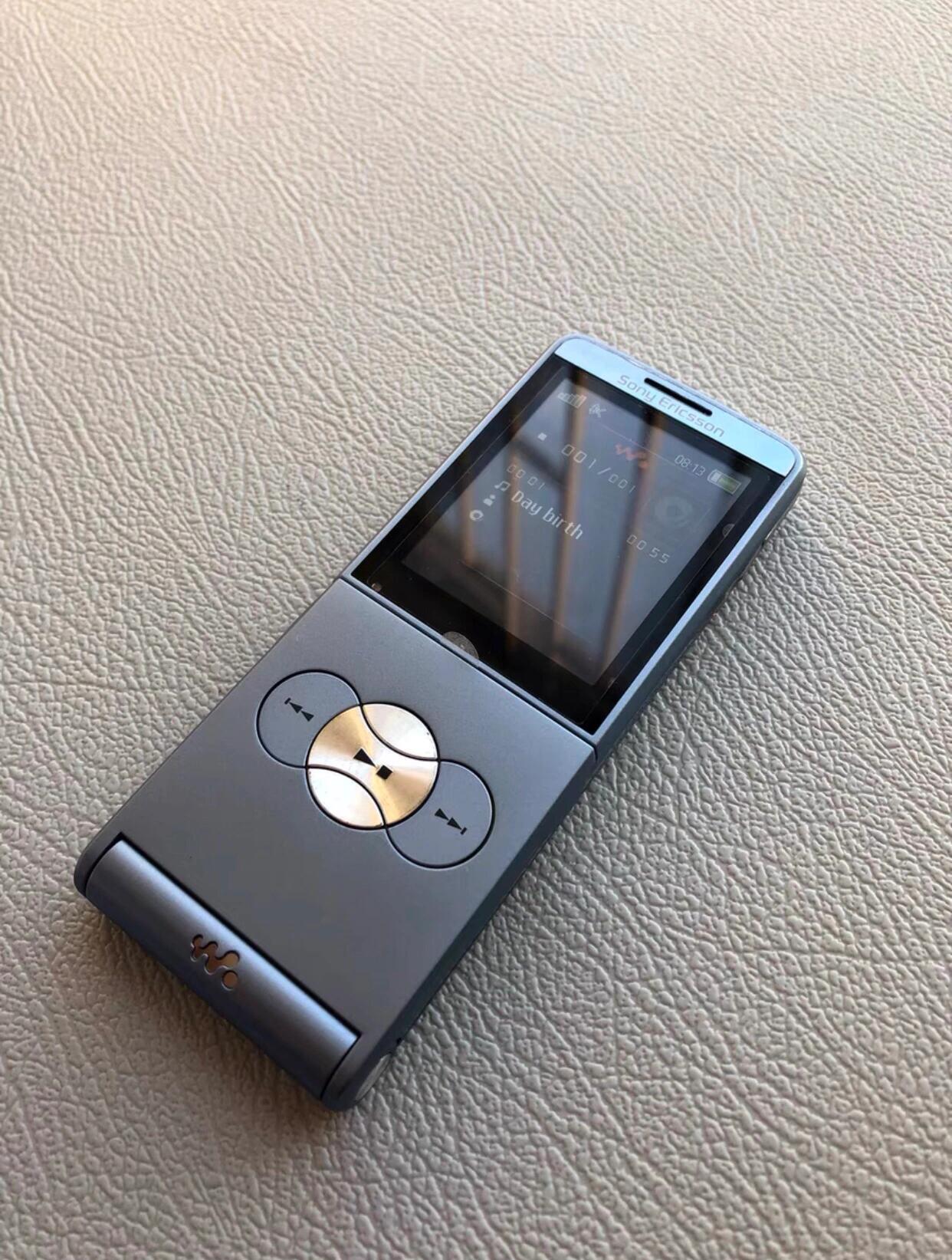 📱 索尼爱立信 W350✅ 优点🎵 “翻盖即音乐”的仪式感：W350最经典的