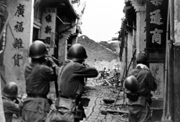 抗战时期，汉口沦陷期间日寇真实影像！

图一：1938年10月27日，日寇正在逐