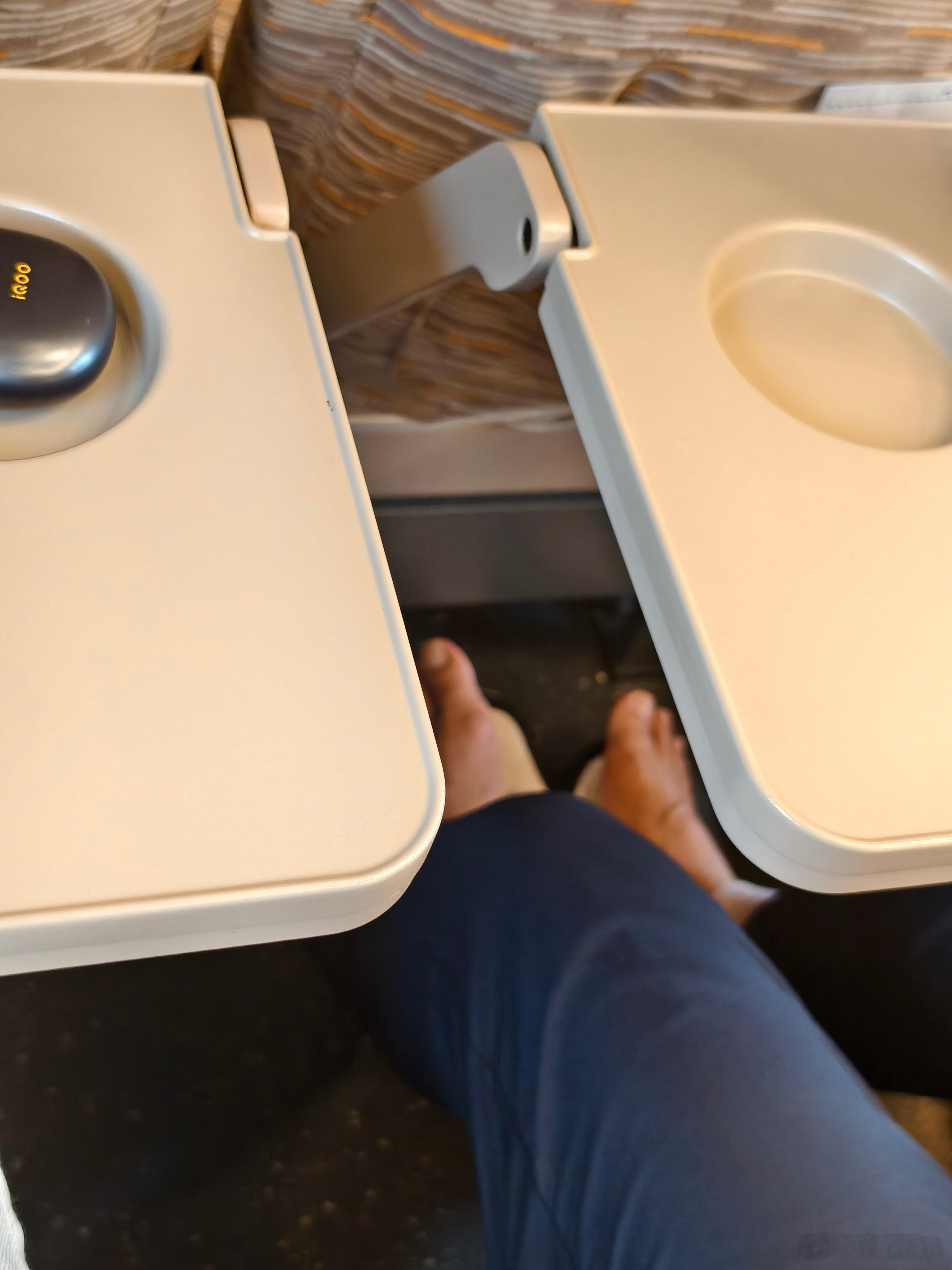 遇到这种高铁上脱鞋脱袜子的怎么处理？在线等… 