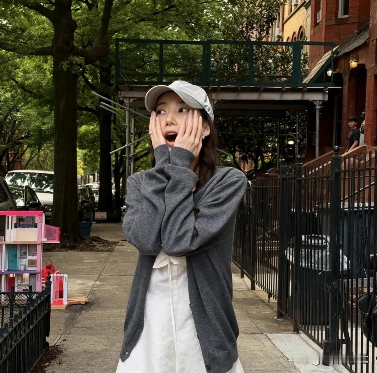 20日，演员朴敏英在自己的Instagram上上传了照片。公开的照片中，朴敏英以