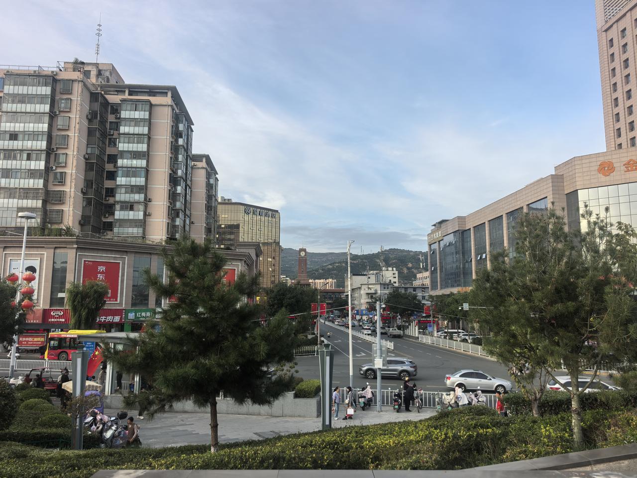 我去，竟然感到莫名的悲伤。大过节的，我竟然不知道在这个假期要干什么？我想去旅行，