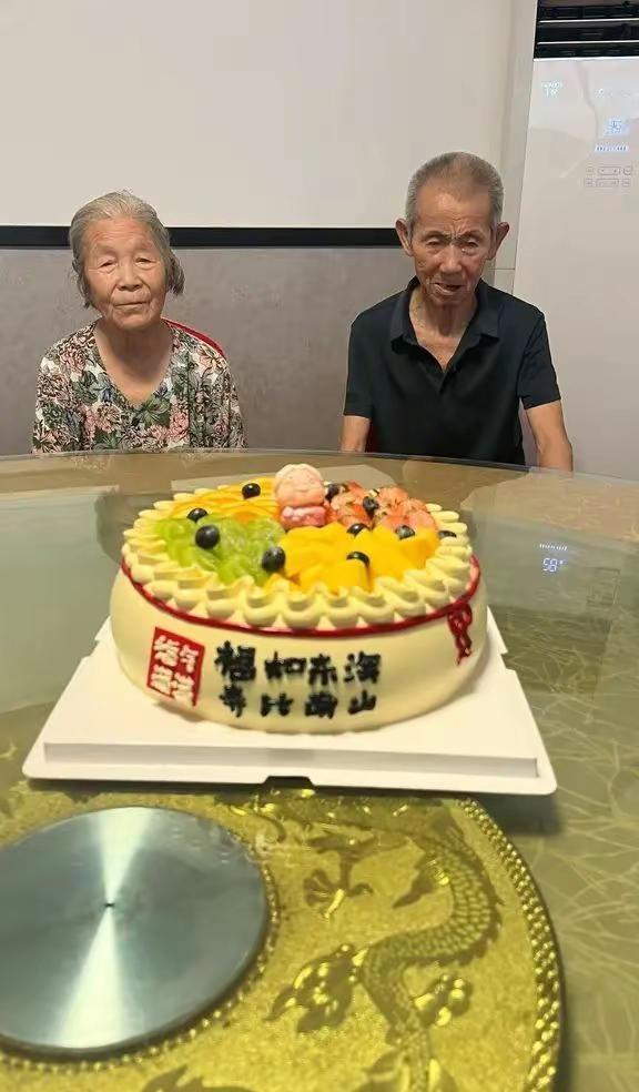 来日并不方长，趁一切还来得及，常回家看看，世界上有种温暖叫隔辈亲，最幸福的事就是
