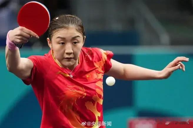 名场面！
陈梦4-2战胜孙颖莎，蝉联奥运会乒乓球女单冠军！几个意味深长的镜头：
