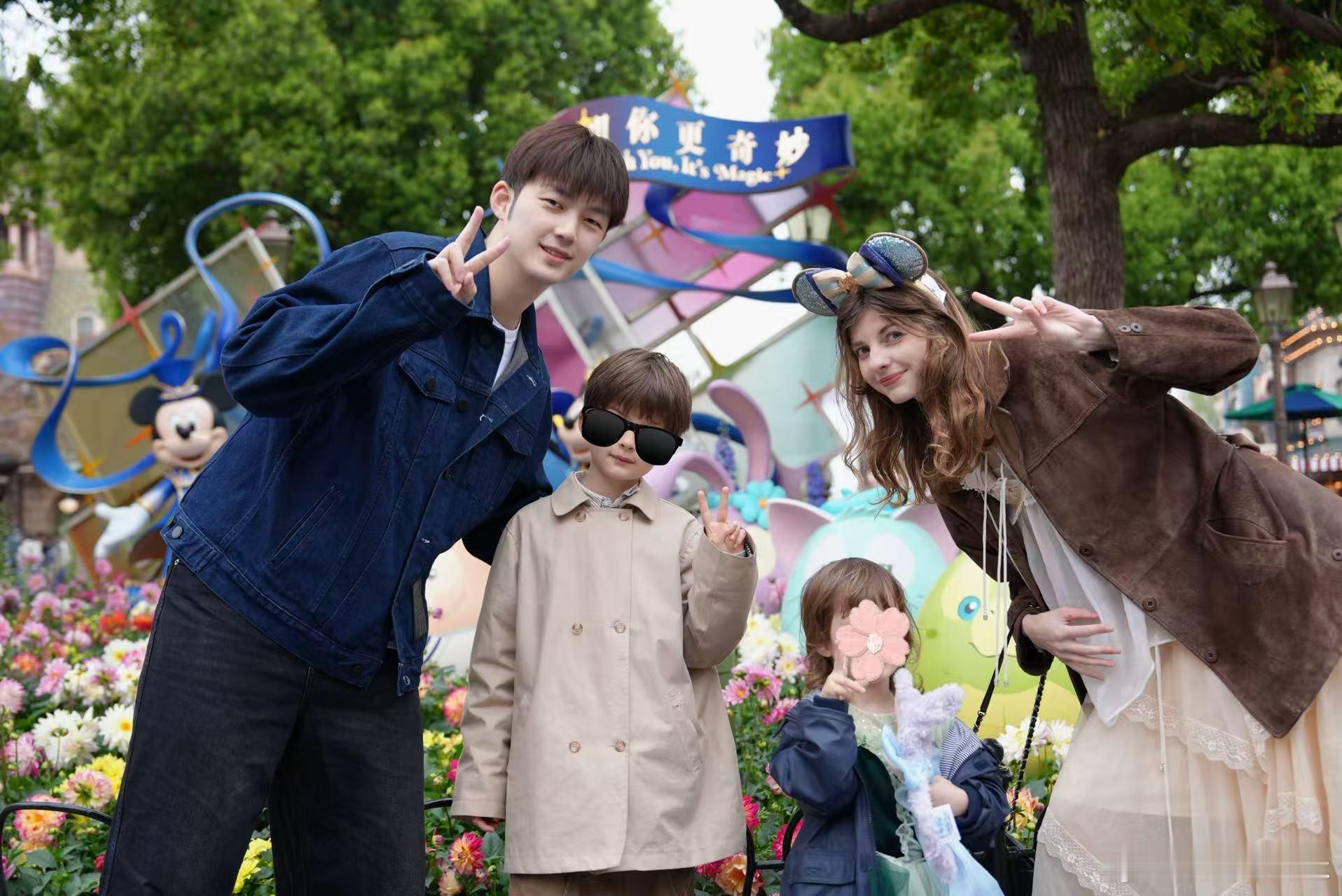 董力8岁儿子都这么高了董力阿诺一家四口全是大长腿迪士尼的童话氛围遇上董力一家的温