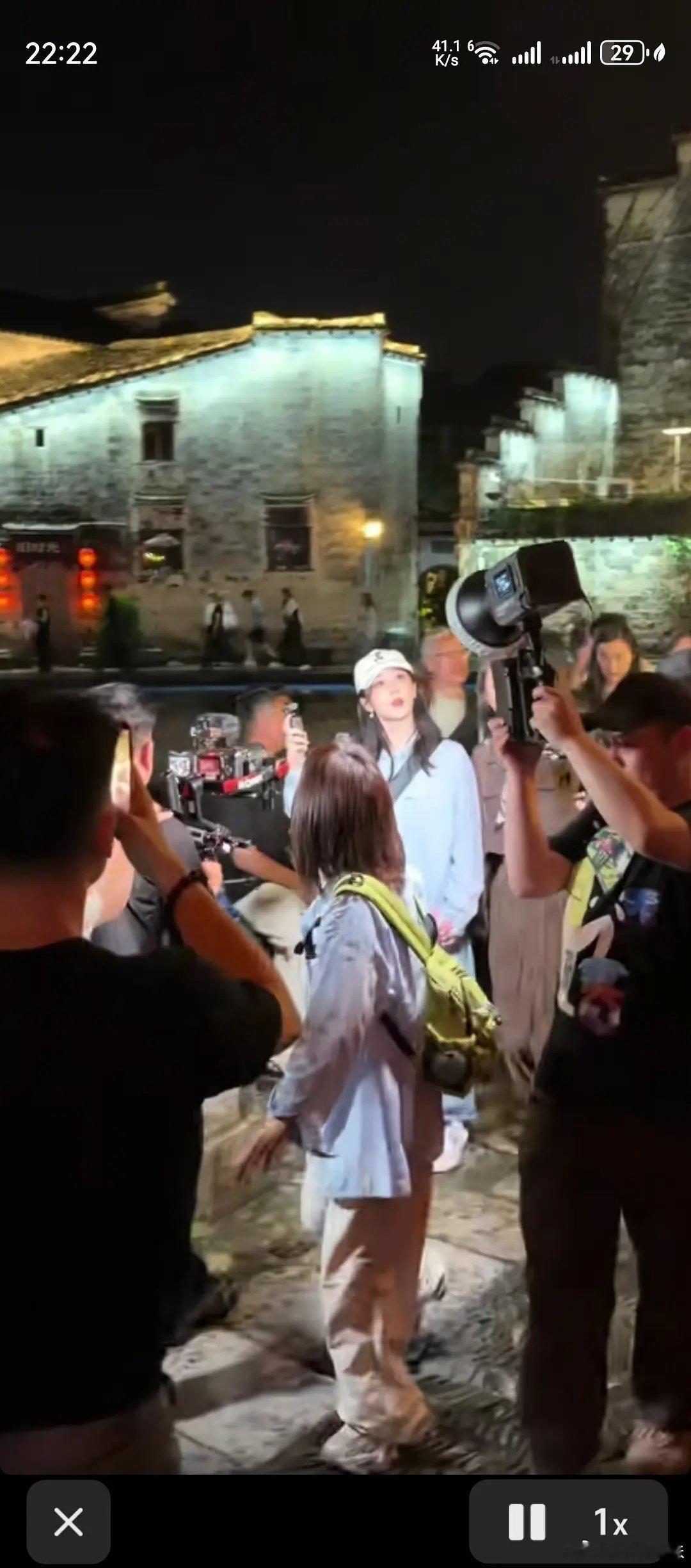 杨紫剧宣搬来一排大灯，这排面是拍戏还是开演唱会？ 
