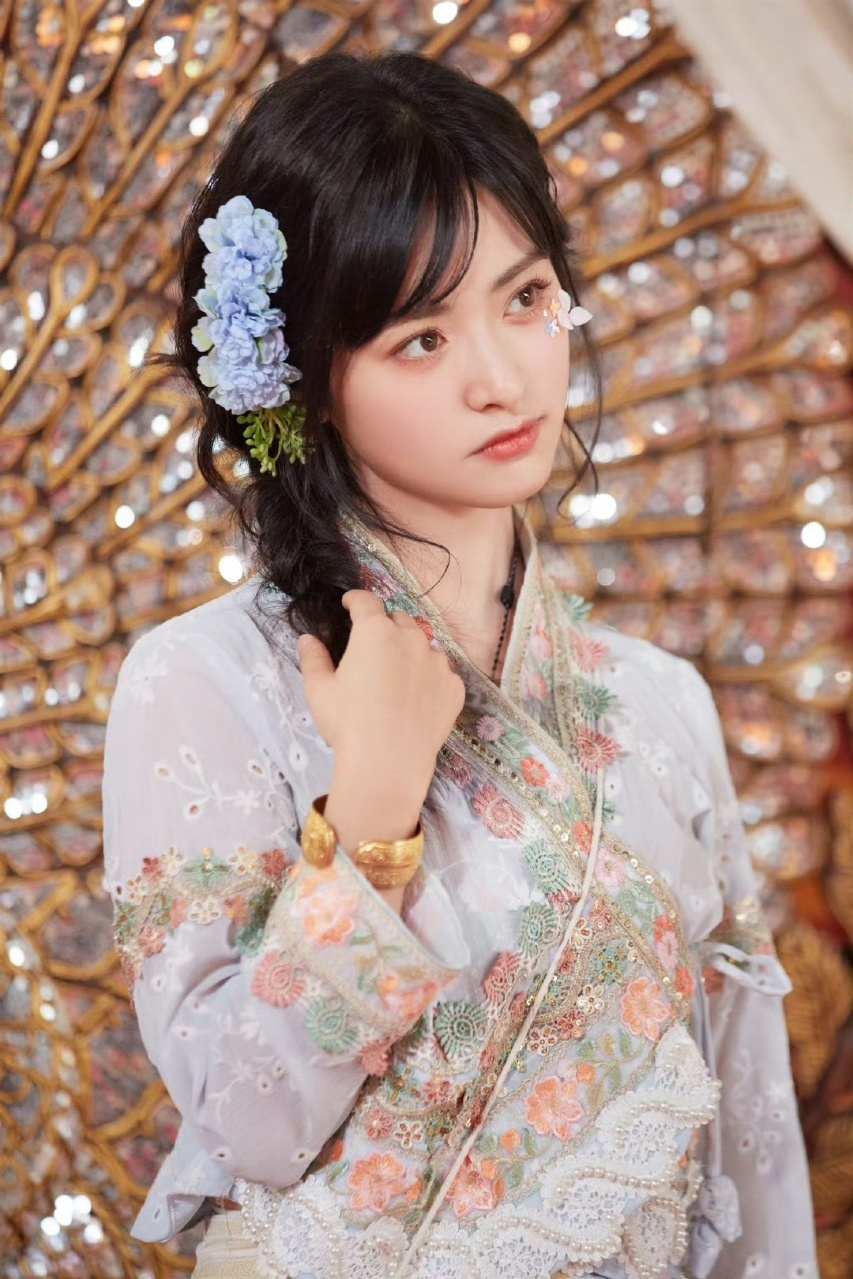 娱乐[超话]沈月侧麻花辫簪花沈月傣族服饰沈月侧马尾簪花，可爱月月！快乐的大人go
