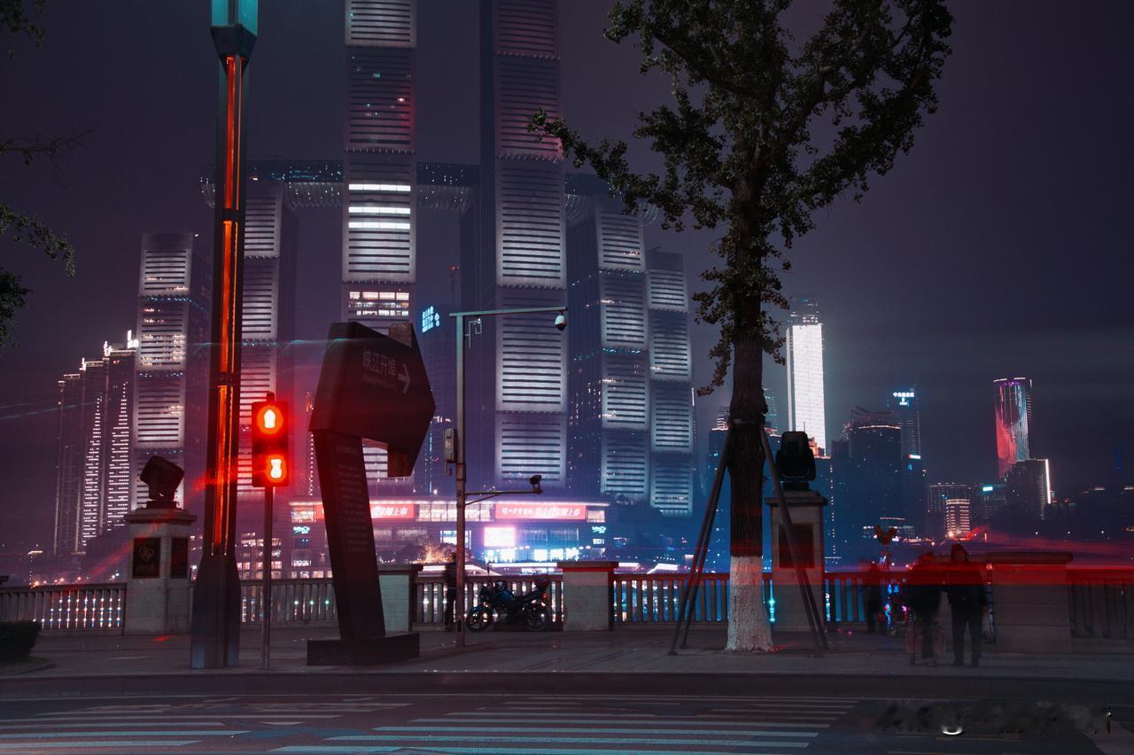 你对重庆有哪些印象？

提起重庆，首先映入脑海的便是那错综复杂的交通。轻轨穿楼而