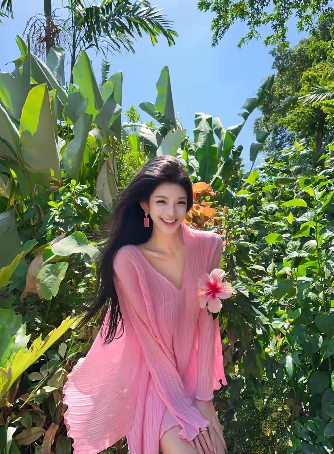 在热带植物园里，与粉色花朵一起绽放，感受大自然的美好。🌸🌿🌞你们喜欢什么类