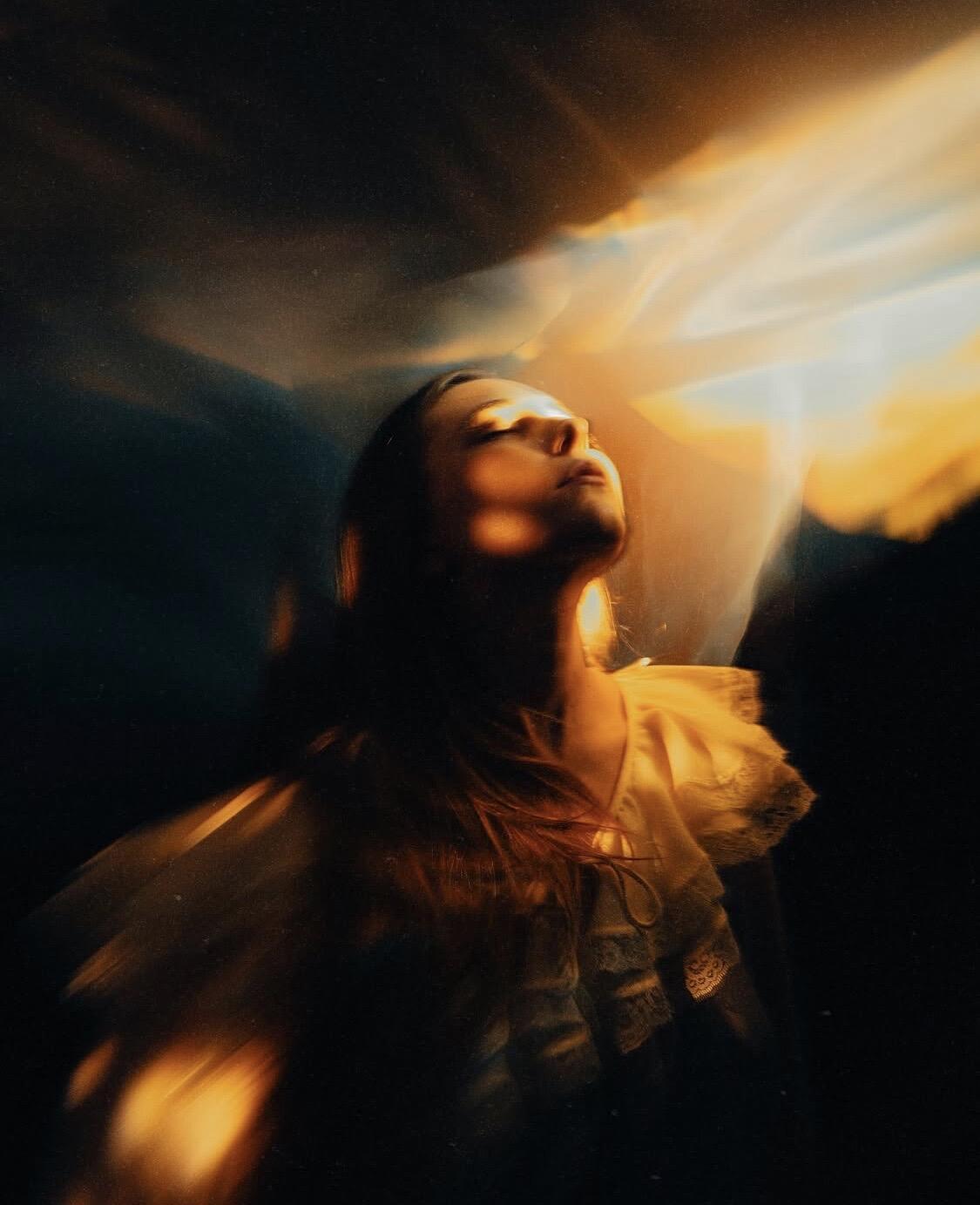 我们特别喜欢因为光源而塑造出来的情绪张力，看这一组，光源被巧妙地控制在拱形窗的缝