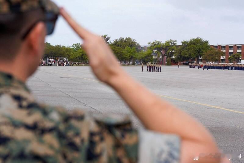 美士官新婚妻在军营被ICE拘捕，原因是其未满2岁时非法入境海外新鲜事 美国移民与