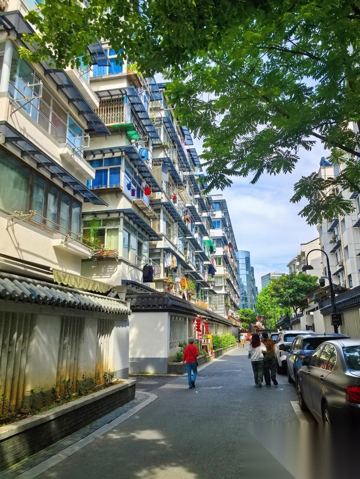 最怕在电梯里遇到老外，为啥呢？我在杭州住的这个地方紧邻大学城，平时经常能碰见各国