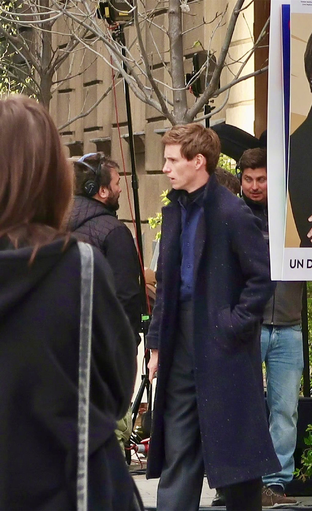 豺狼之日第二季片场照 《豺狼之日》S2释出多张全新路透，以不同伪装造型现身人潮的