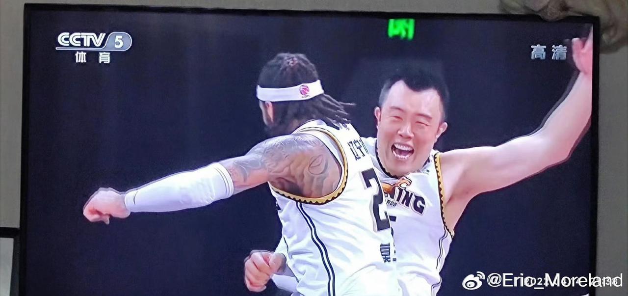 莫兰德更新了自己的微博，简单的写了一个单词Fighting（战斗），但配图却是莫