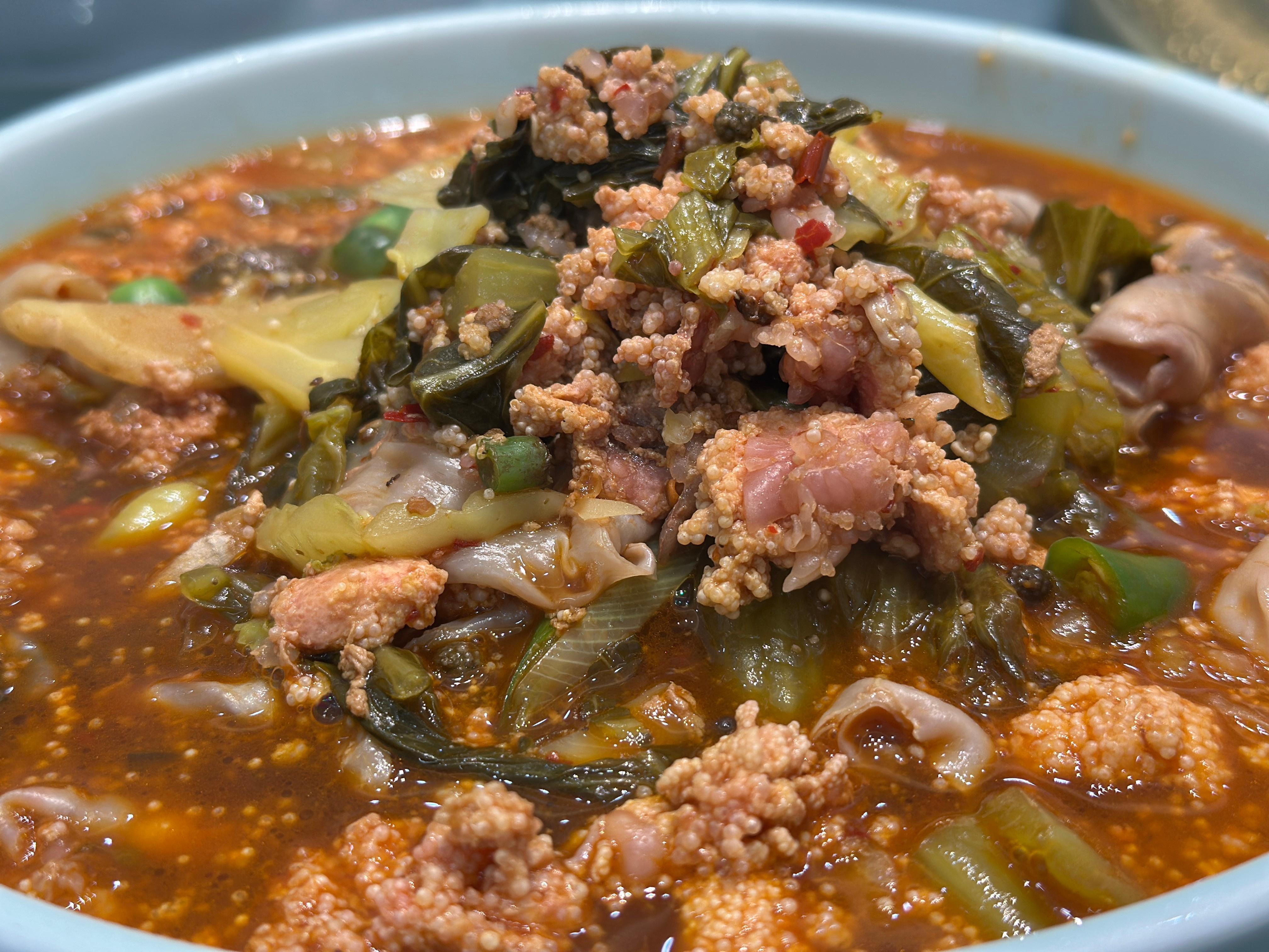 江阴的第二顿晚餐，又狠狠地吃撑了。刀鱼馄饨优秀，河豚也是必吃的但好吧是我不懂欣赏