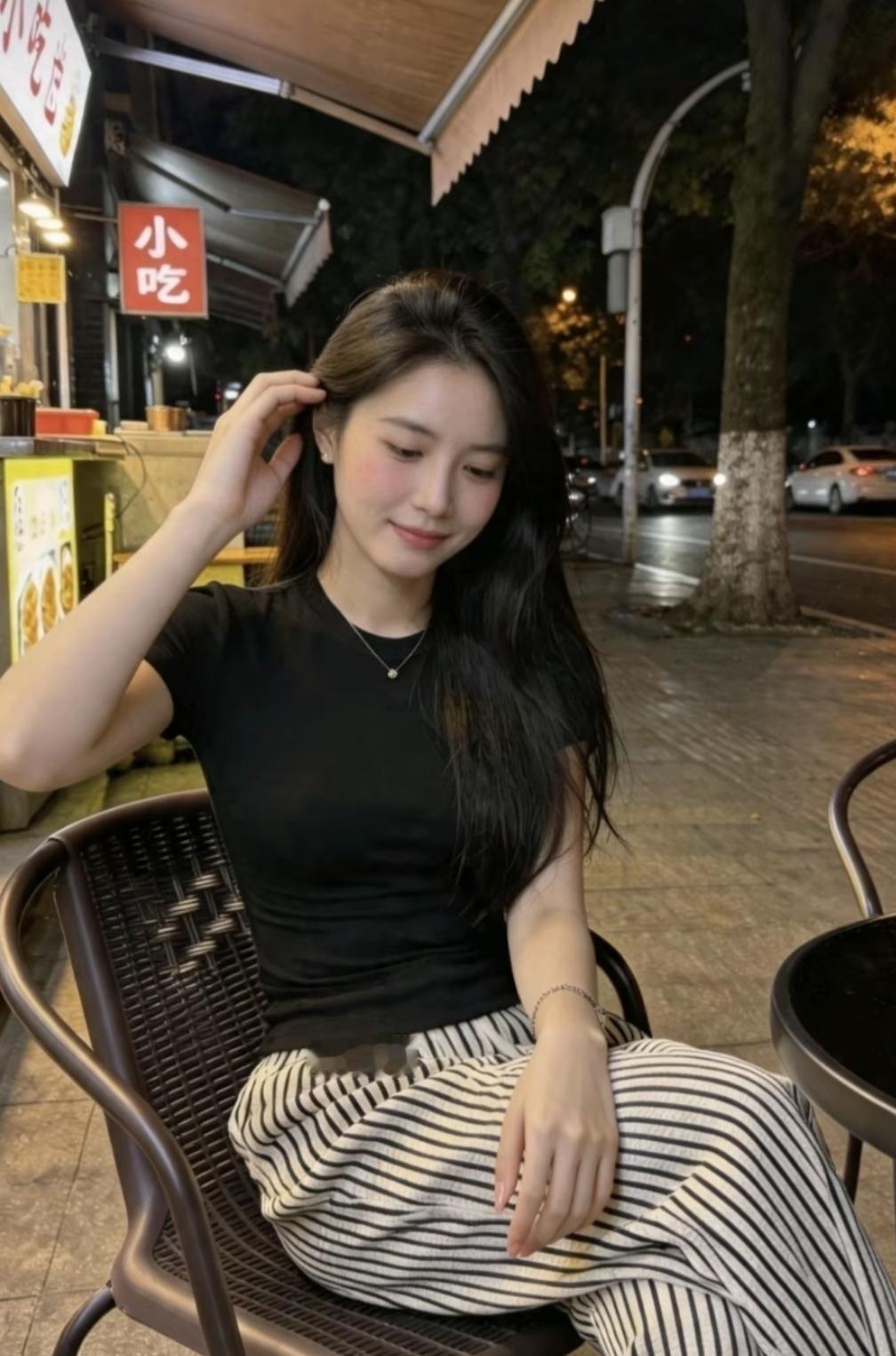 夜晚街边小聚，黑T恤与条纹裙的时尚搭配，夜晚在路边小店喝一杯奶茶放松一下……
