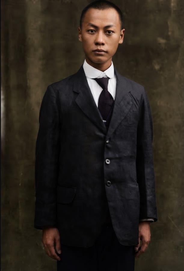 1919年，青年陈毅赴法勤工俭学前途经上海的留影，照片中他身着西装、白衬衫配黑领