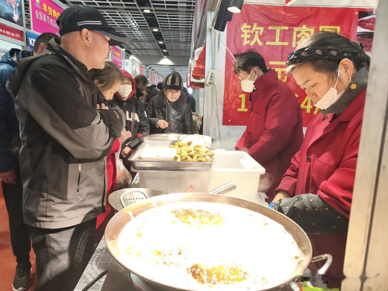 现在还有多少人喜欢买外面加工食品吃
这是过年前江苏国展中心看到的，现做现卖食品。