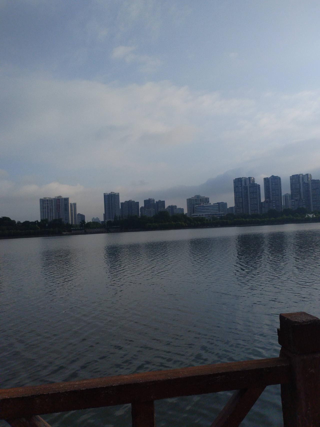 山水呼应型
  1. 春来万岭葱解析：完全贴合上联“季节+动词+数量+名词+形容