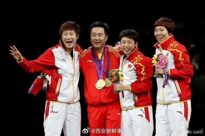 【#李晓霞祝贺国乒女团五连冠#】#李晓霞晒国乒女团五届奥运领奖照# 8月10日，