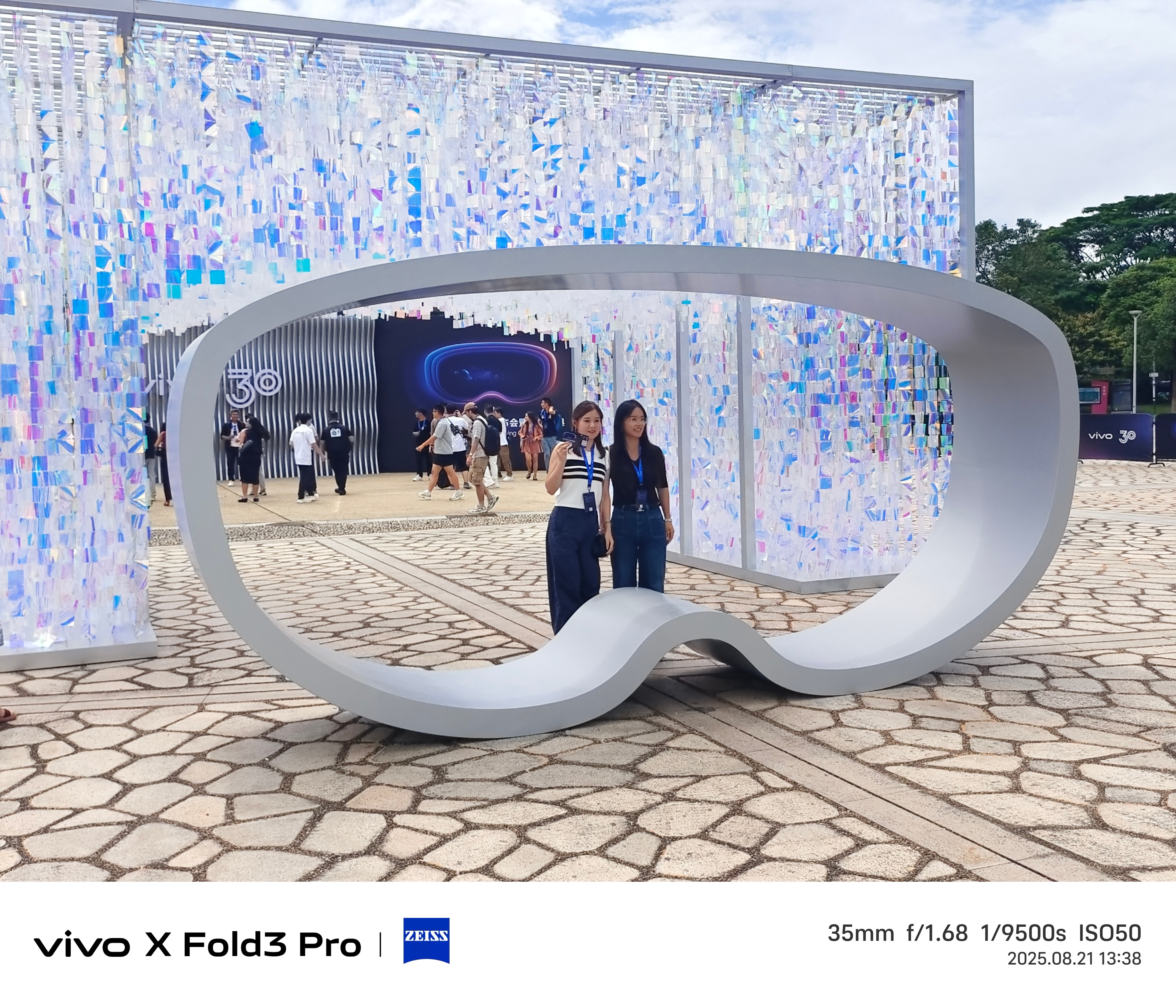 抵达vivo Vision发布会暨影像盛典的现场了[哈哈][哈哈]，今天现场非常