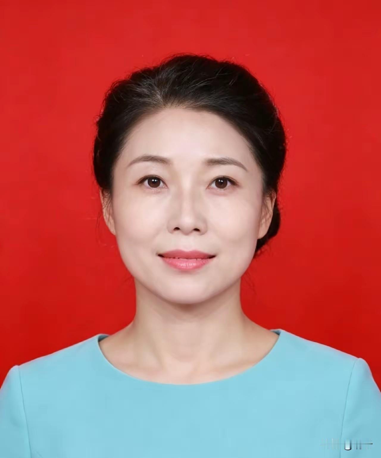 董艳，女，汉族，1981年8月生于安徽六安霍邱，中共党员，现任霍邱县扈胡镇中心小