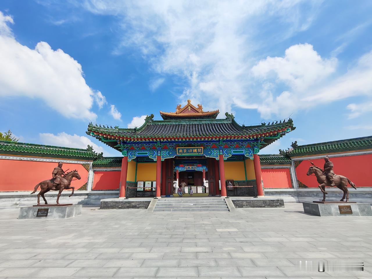 周末骑行凤阳，看到这个新建的金碧辉煌的凤阳开国功臣庙，门口两侧有徐达和常遇春两元