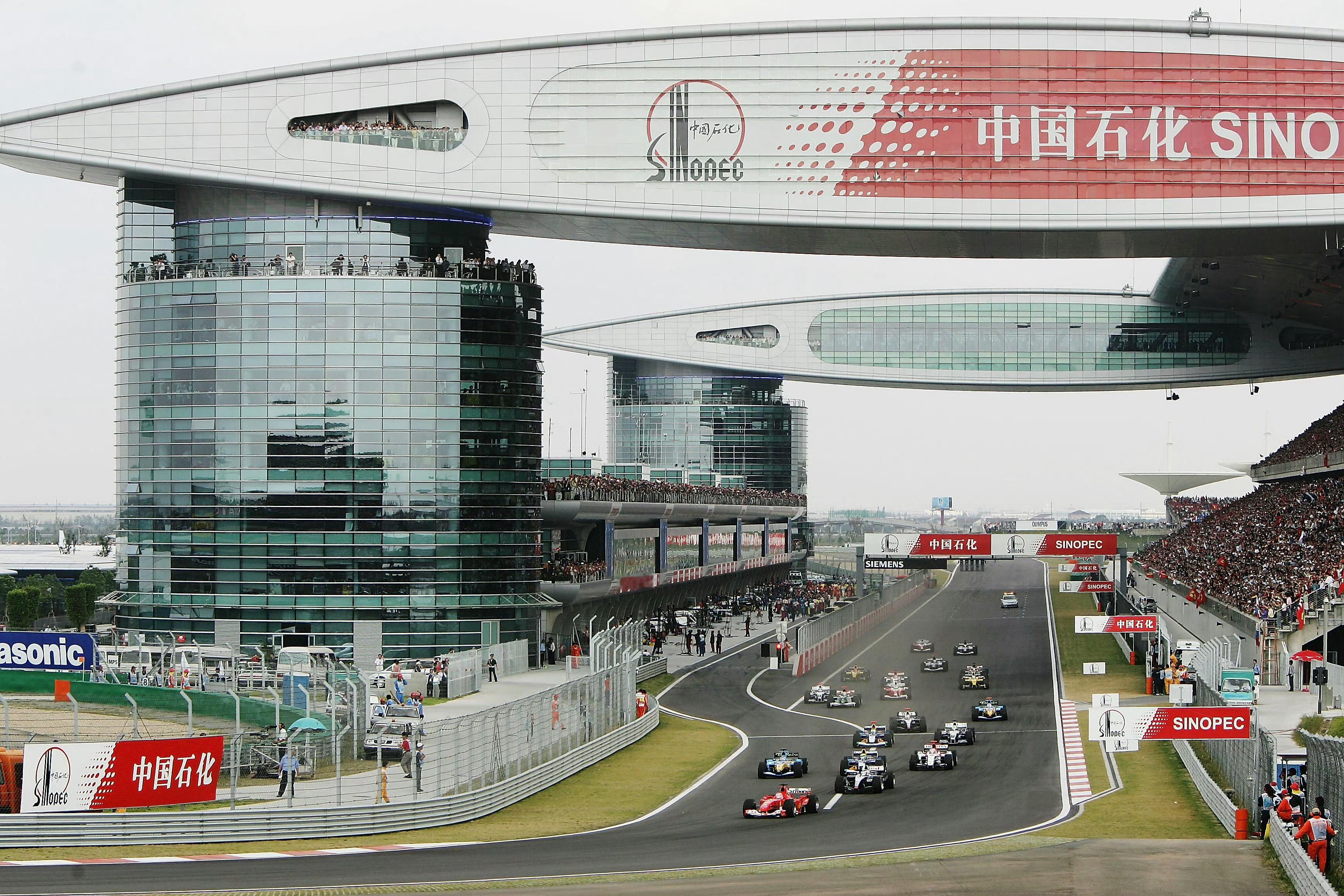 2004年的今天，首届F1中国大奖赛在上海国际赛车场举行！F1 ​​​