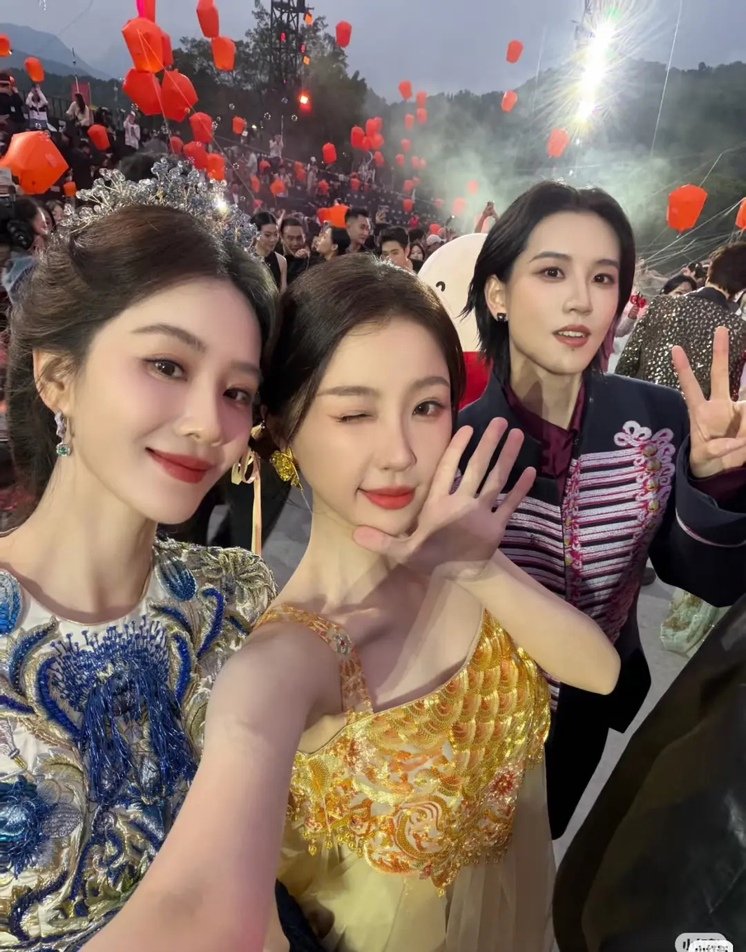 虞书欣和刘诗诗合影完全被秒了，谁能分清哪个人年纪更大 