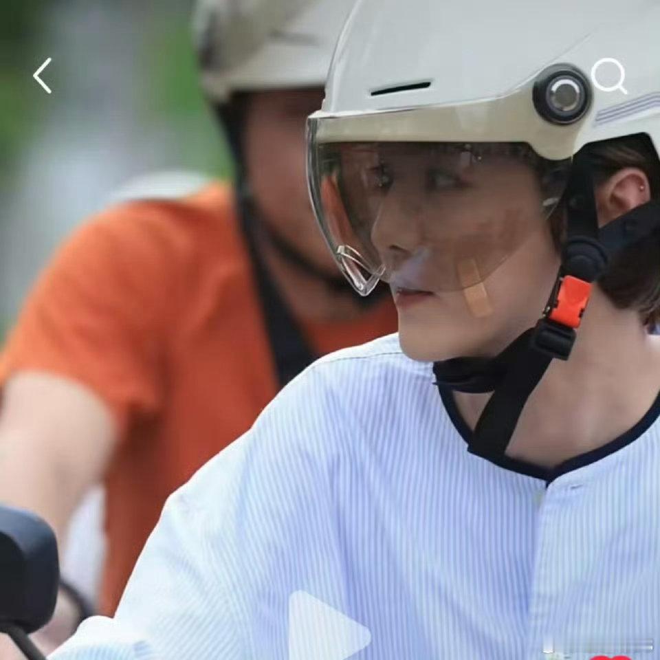 鹿晗脸上贴了创可贴 还有点破碎感了鹿哥永远小鹿一般的眼睛，内娱真找不出第二个 