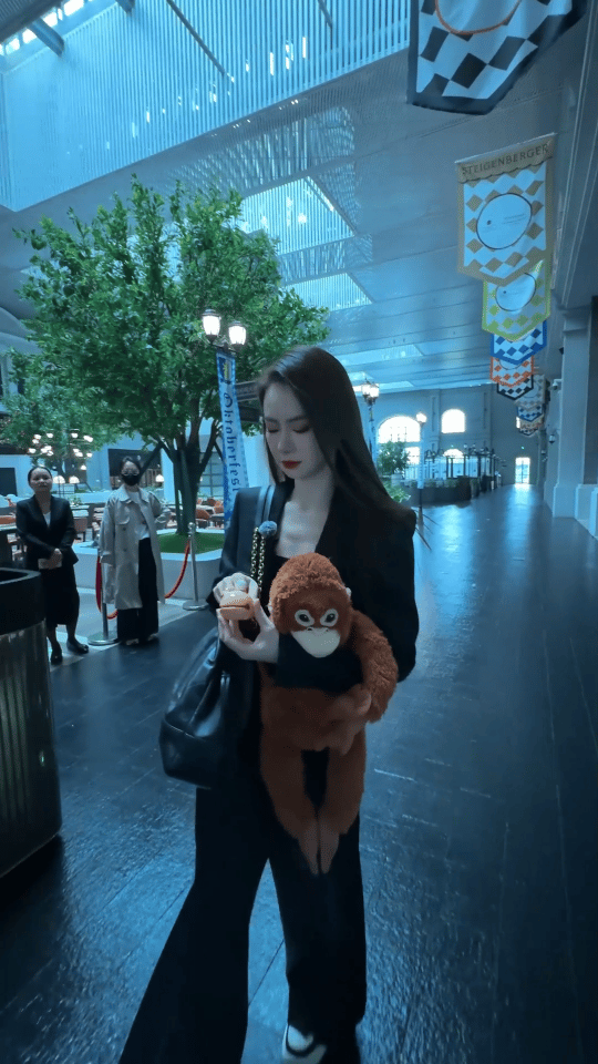 #戚薇 吗喽是社区代表# 戚薇上班精神状态实在是太美丽了，边敲着木鱼边走路，还抱
