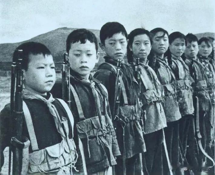 全民皆兵是毛泽东时代人民当家作主的重要体现。那时，几乎人人手握钢枪，祖孙三代都是