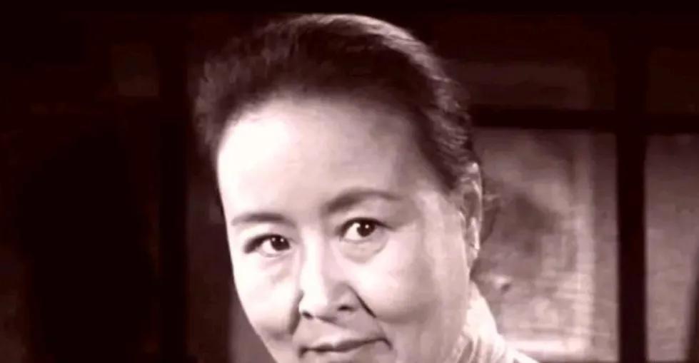 1942年，村里来了30多名八路军，瑞大娘煮好鸡蛋给他们送去。不料，她刚进门就撞