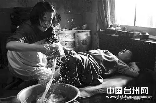 在农村，过去不少人都倾向于在家迎接新生命。然而，一旦遇上难产大出血，那便是十万火