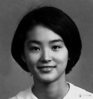 还记得年少时两毛钱一本的折叠明星画册吗？不知这些女明星在不在你积攒的画册里。那时