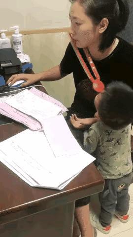 成年人的世界里没有容易二字，母亲在工作，儿子在调皮，看到这，我深有体会，没人看孩