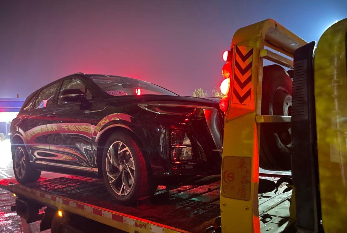 15万的车，刚买完还没开回家，坏了。
销售员双手一摊：“出了门，概不退换。”
你