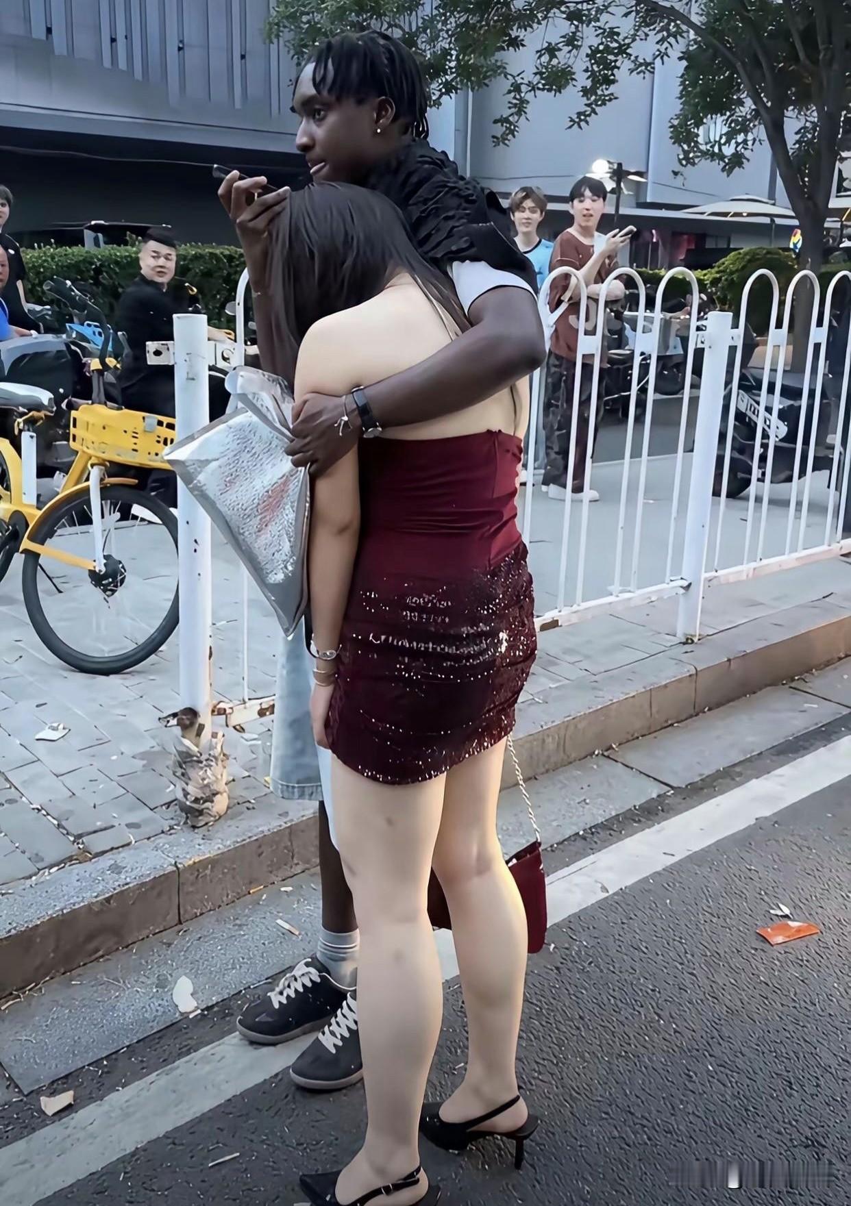这女孩似乎是醉酒了啊，是不是应该有个懂外语的人上去问一问，他们到底是不是朋友关系