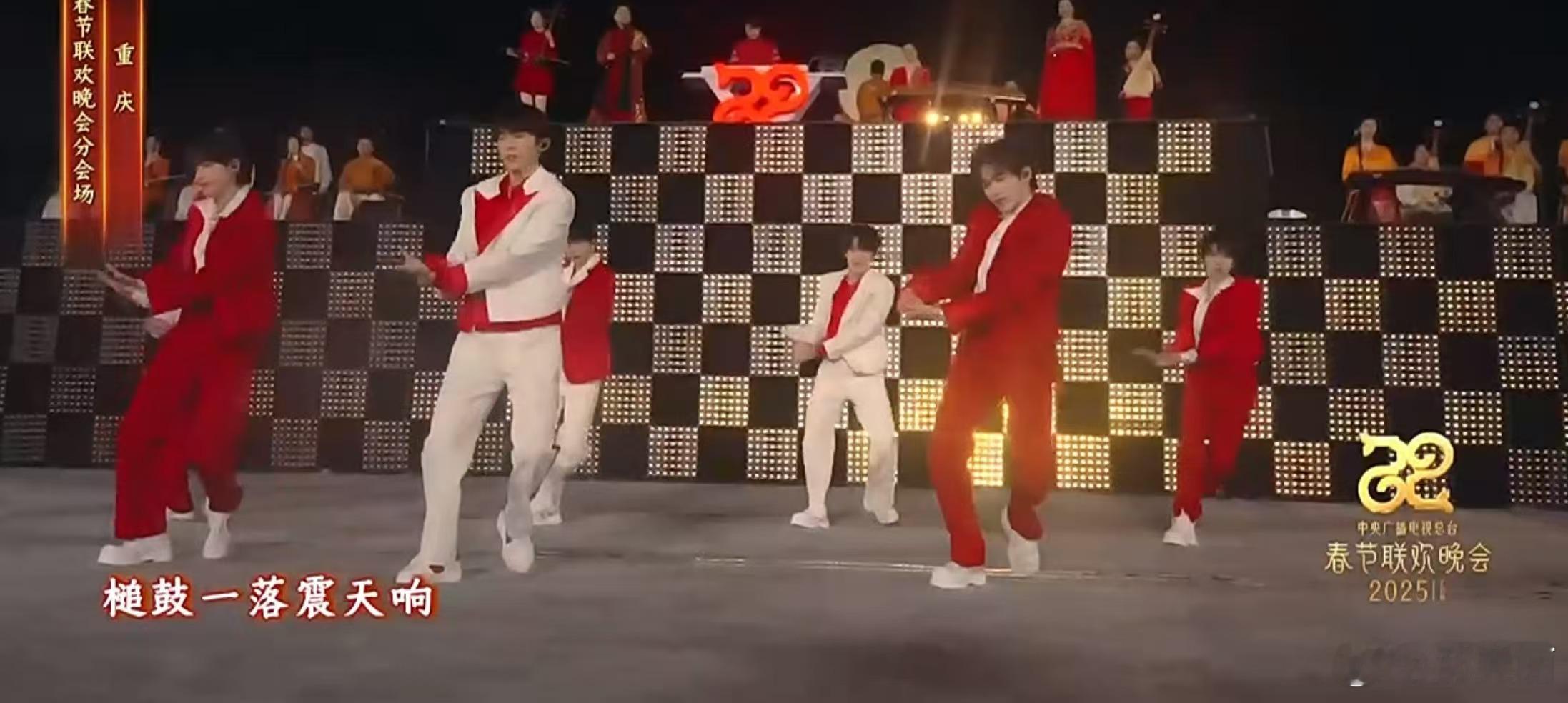 时代少年团亮相春晚重庆分会场  春晚段子大考  哥几个肯定开心的不行，太精彩了，