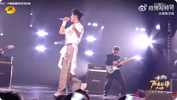 张卓尔嘶吼版我还年轻张卓尔这版改编太绝了！嘶吼唱腔把《我还年轻》的热血感唱透了，