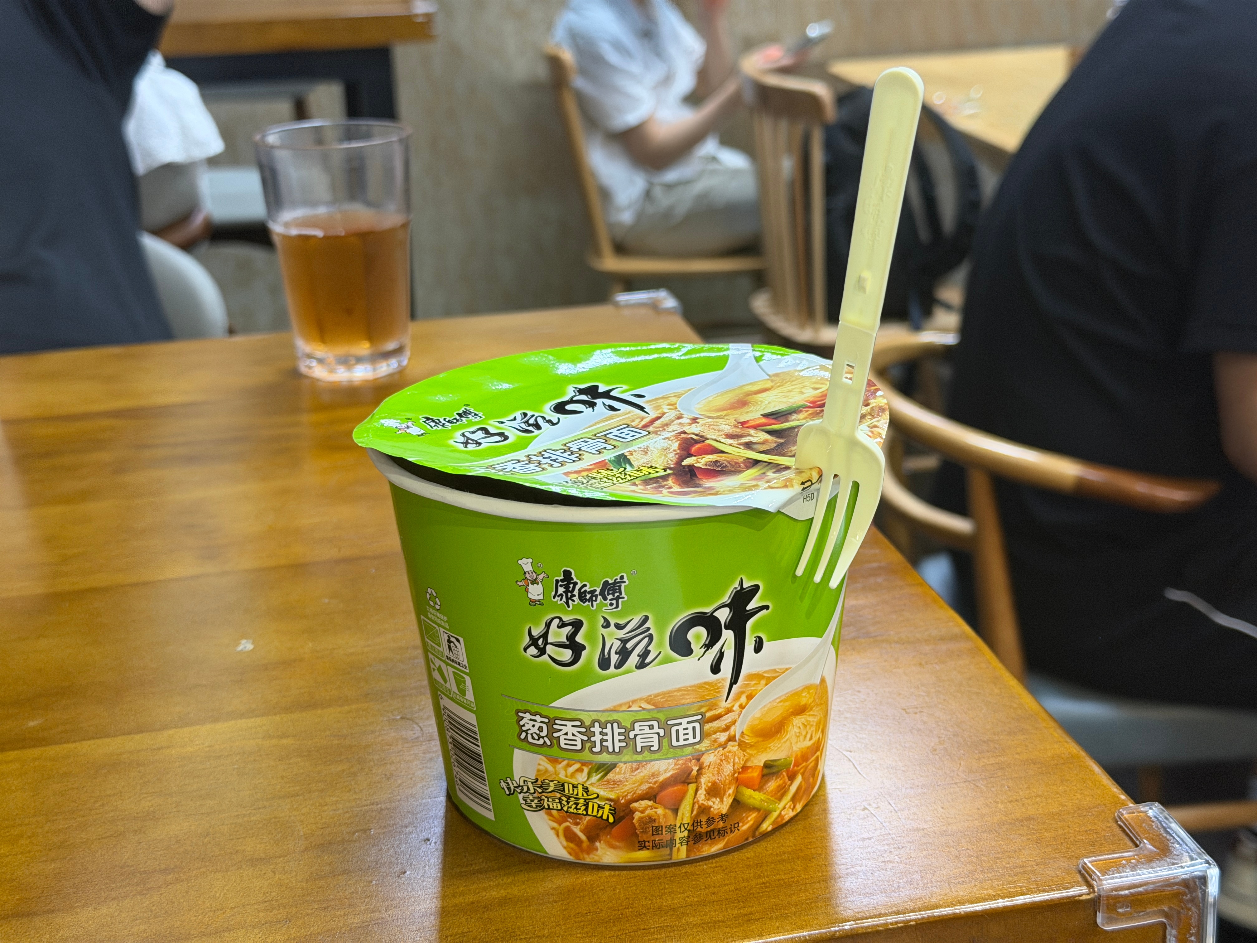 按理说6点我都登机了，结果前序航班6点才刚刚起飞……默默吃泡面，希望我凌晨2点前