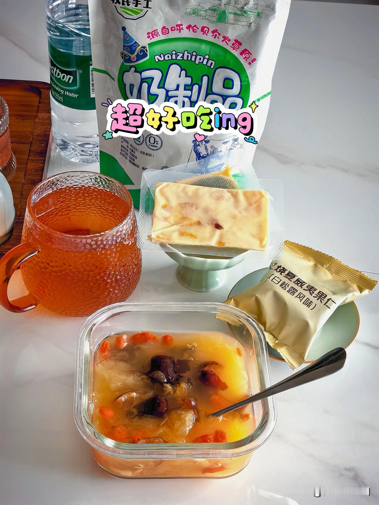 昨天喝茶从酒店带回来蒸的云吞还有几个，老张吃，给他切了一盘他买的肉卷
我吃百合红