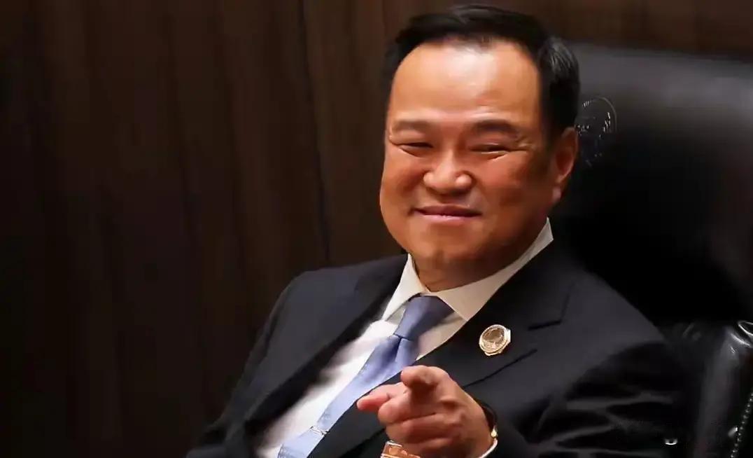 大麻廷真是辣手摧花，他都当上了泰国总理了，自己还把持住内政部不放。泰国内政部（M