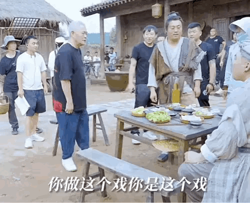 赵本山的演技可真不是吹出来的！看到图一我还以为，这是赵本山在拍戏现场真的不小心踩