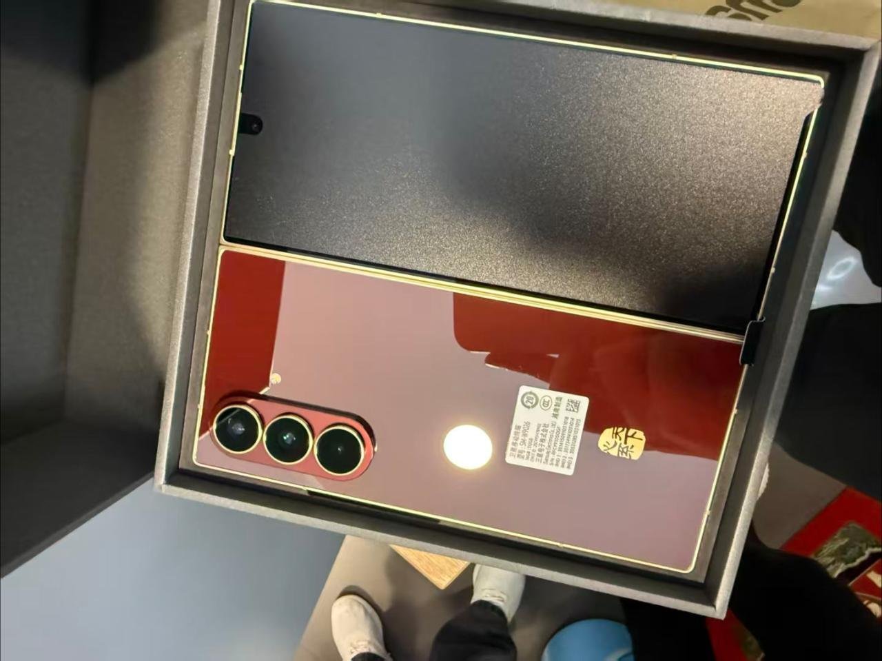 亮面玻璃，还是陶瓷？朱红色背板 ​​​