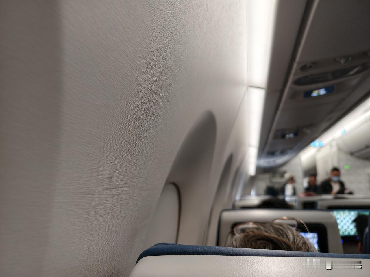 准备起飞到美国了，要飞一整天时间，赶紧发明速度更快的飞机吧，太难受了。。。[允悲