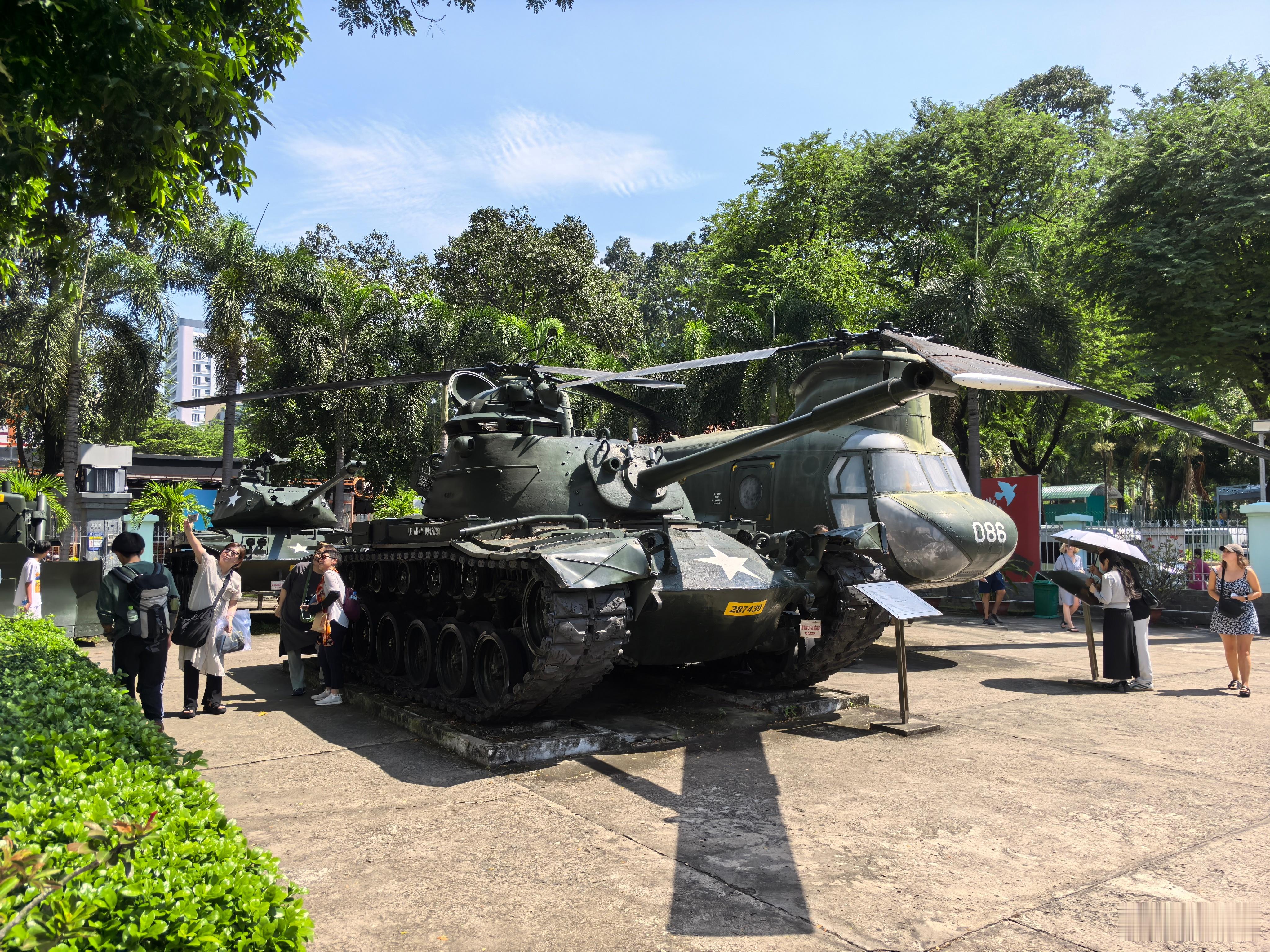 胡志明的军事博物馆，展品中的武器看头不大，都是些老玩意，但是一些照片真是如实展示