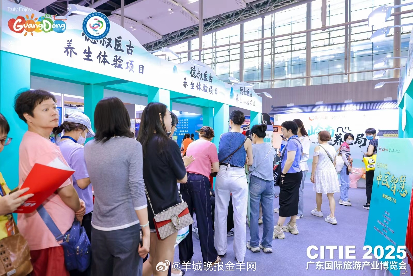 【逛展养生两不误， #2025广东旅博会# 开启养生局】“火龙罐太神奇了！做完浑